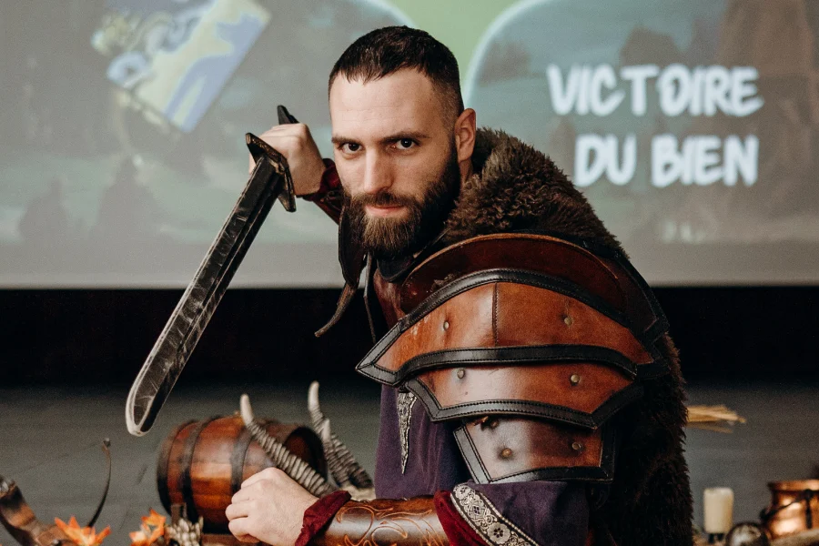 Jack en costume de Sombreval, une épée à la main, devant le décor du jeu